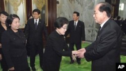 지난 2011년 12월 김정일 북한 국방위원장을 조문하기 위해 방문한 김대중 전 대통령 부인 이희호 여사(가운데)이 김영남 상임위원장(오른쪽)을 면담하고 있다. (자료사진)