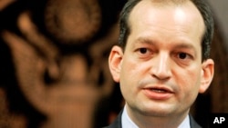 时任联邦检察官的阿科斯塔在迈阿密举行记者会。（2008年9月17日）