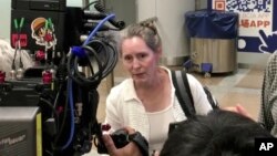 북한에서 구호활동을 펼쳐온 ‘조선의 그리스도인 벗들’의 하이디 린튼 대표가 31일 북한을 나와 중국 베이징 국제공항에 도착한 후 기자들의 질문에 답하고 있다.