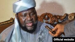 Shugaban kungiyar Izalatul Bidi'a Wa Iqamatis Sunnah ta Najeriya, ko IZALA, a takaice, Sheikh Abdullahi Bala Lau