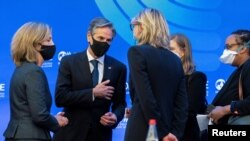 토니 블링컨(왼쪽 두번째) 미 국무장관이 5일 프랑스 파리에서 경제협력개발기구(OECD) 장관회의 참석자들과 환담하고 있다.