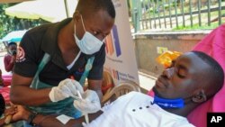 Seorang perawat menyiapkan donor darah dalam penggalangan donor yang diselenggarakan oleh Rotary club dan Dinas Transfusi Darah di City Square, Kampala, Uganda, 19 September 2020. 