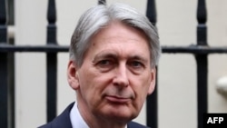 资料照：英国财政大臣哈蒙德离开伦敦唐宁街首相官邸。(2019年12月3日)