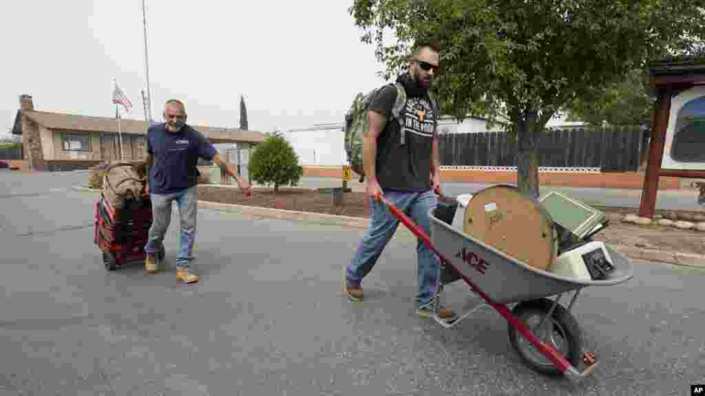 اهالی ساحه کریک در حال انتقال اموال شان