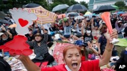 រូបឯកសារ៖ បាតុករ​គាំទ្រ​លទ្ធិប្រជាធិបតេយ្យ​នាំ​គ្នា​តវ៉ា​នៅ​សាកលវិទ្យាល័យ Thammasat ប្រទេស​ថៃ កាលពី​ថ្ងៃ​ទី១៩ ខែកញ្ញា ឆ្នាំ២០២០