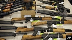 A cache of seized weapons is displayed in Phoenix, Arizona, Jan 25, 2011 (file photo)