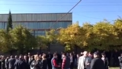 Şəki məhkəməsinin qarçısında insanlar 