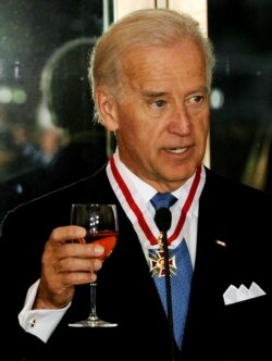 ჯო ბაიდენი 2009 წელს თბილისში მიღებაზე, სადაც მან წმინდა გიორგის სახელობის გამარჯვების ორდენი მიიღო