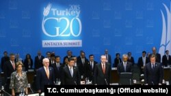 15일 터키 안탈리아에서 열린 주요 20개국 정상회의에서 참석자들이 파리 테러 희생자들을 추모하는 묵념의 시간을 가지고 있다.