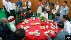 Pemerintah Burma dan Pemberontak Kachin memulai dialog perdamaian di Myitkyina, ibukota negara bagian Kachin (28/5). Utusan khusus PBB untuk Burma, Vijay Nambiar dan beberapa diplomat China hadir untuk meninjau jalannya dialog damai tersebut.