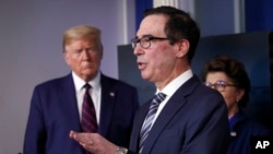 스티브 므누신 미국 재무장관이 지난 2일 백악관 브리핑에서 신종 코로나바이러스 경제 위기 극복을 위한 부양책을 발표하고 있다.