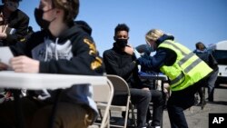 Mlađi srednjoškolac East Hartford Zander Robinson prima vakcinu na mjestu masovnog cijepljenja na pisti Pratt & Whitney u East Hartfordu u ponedjeljak, 26. aprila 2021. 