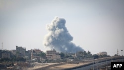 Asap mengepul dari bangunan selama serangan udara Israel di Rafah timur di Jalur Gaza selatan pada 13 Mei 2024. MER-C sedang mempertimbangkan memindahkan posisi 12 relawan Indonesia ke lokasi yang lebih aman seiring memburuknya situasi di sana.