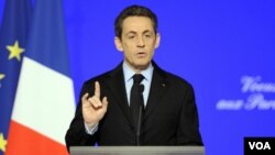 Presiden Nicolas Sarkozy unggul dalam jajak pendapat pilpres dari penantangnya, Francois Hollande untuk pertama kali.