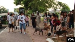 អ្នក​ចូល​រួម​ដង្ហែ​ក្បួន​ជាមួយ​ឆ្កែ​ចិញ្ចឹម​របស់​ពួក​គេ​ ដែល​ប្រឆាំង​ការ​ហូប​សាច់​សត្វ​ចិញ្ចឹម​ ត្រូវ​បាន​ប៉ូលីស​បញ្ជា​​ឲ្យ​បំបែក​​ក្រុម​ចេញ​ពី​សួន​ច្បារ​ នៅ​ក្នុង​ទីក្រុង​ភ្នំពេញ​កាល​ពី​ថ្ងៃ​ទី​៥​ ខែ​មេសា ឆ្នាំ​២០១៥។ (នូវ​ ពៅ​លក្ខិណា/ VOA)