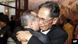 North Korean Joo Jae Eun, right, hugs with his South Korean brother Joo Jae-hui in a bid farewell after the Separated Family Reunion Meeting at Diamond Mountain resort in North Korea, Monday, Oct. 26, 2015. (Kim Do-hoon/Yonhap via AP) 