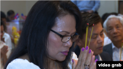 អ្នក​ចូលរួម​ក្នុង​ពិធី​បុណ្យ​សព​លោក​កែម ឡី​ នៅ​វត្ត​ពុទ្ធិការ៉ាម ​រដ្ឋម៉ារីឡែន​ សហរដ្ឋ​អាមេរិក​នៅ​ថ្ងៃ​អាទិត្យ ទី០៩ ខែកក្កដា ឆ្នាំ​២០១៧។ (រូបថតចេញ​ពី​វីដេអូ/VOA Khmer) 