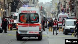 Polisi mengamankan lokasi pasca pemboman bunuh diri di Istanbul, 19 Maret lalu (foto: dok). ISIS mengaku di balik serangan bom bunuh diri ini yang menewaskan sedikitnya 4 warga asing. 