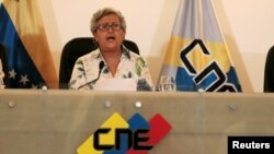 Ketua Dewan Pemilu Nasional Venezuela Tibisay Lucena berbicara dalam sebuah konferensi pers di Caracas, Venezuela, 2 Agustus 2017. Venezuela membantah laporan dari Smartmatic yang menyatakan jumlah pemilih dalam pemungutan suara hari minggu (30/7) telah dimanipulasi. 