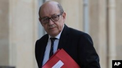 Le ministre de la défense Jean-Yves Le Drian lors d'une réunion d'urgence à Paris, le 7 avril 2017.