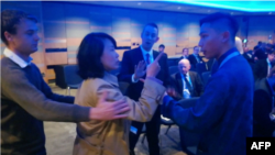 中国央视女记者孔琳琳在英国保守党年会上出言不逊并动手打人。(视频截图)