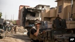 Seorang tentara pasukan khusus Irak berbicara di radio saat pasukan bergerak dari lingkungan Yarmouk untuk mengambil distrik lain dari kontrol militan Negara Islam di Mosul, Irak, 12 April 2017.