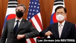 ​លោក Antony Blinken រដ្ឋមន្ត្រី​ការបរទេស​សហរដ្ឋ​អាមេរិក​និង​លោក Chung Eui-yong រដ្ឋមន្ត្រី​ការ​បរទេស​កូរ៉េខាងត្បូង​ថត​រូប​នៅ​មុន​​ជំនួប​នៅ​ក្រុង​សេអ៊ូល​កាល​ពី​ថ្ងៃ​ទី​១៧ ខែ​មីនា ឆ្នាំ​២០២១។