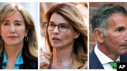 Gabungan foto yang menunjukkan aktris Felicity Huffaman (kiri), aktris Lori Loughlin dan suaminya perancang busana Mossimo Giannulli, di luar pengadilan feeral di Boston, 3 April 2019 (foto: AP Photos/Charles Krupa, Steven Senne)