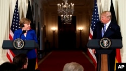 Nemačka kancelarka Angela Merkel i predsednik Tramp na konferenciji za novinare u Vašingtonu.