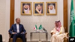 Իրանի արտաքին գործերի նախարար Հոսեյն Ամիրաբդոլլահյանը հանդիպել է Սաուդյան Արաբիայի արտաքին գործերի նախարար արքայազն Ֆեյսալ բեն Ֆարհան Ալ Սաուդի հետ Ռիադ, Սաուդյան Արաբիա, 17 օգոստոսի 2023թ.