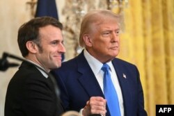 ปธน.โดนัลด์ ทรัมป์ และปธน.เอ็มมานูเอล มาคร็อง จับมือในการแถลงข่าวร่วมที่ทำเนียบขาว เมื่อ 24 ก.พ. 2568