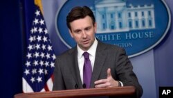 白宫发言人欧内斯特在星期五的新闻发布会上