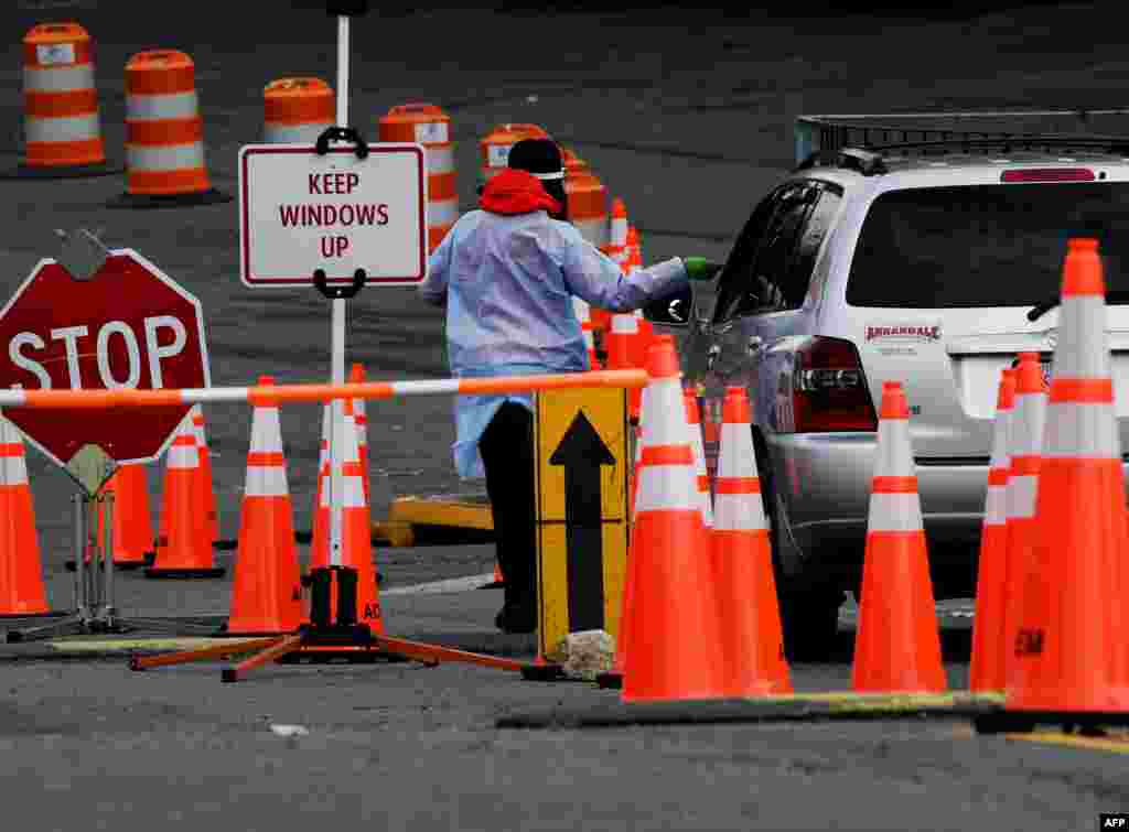 미국 버지니아주 알링턴의 드라이브 스루 진료소에서 시민들이 신종 코로나바이러스 검사를 받고 있다. 