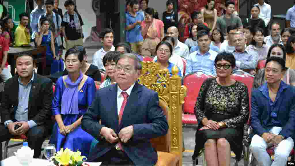 រដ្ឋមន្រ្តីក្រសួងព័ត៌មានលោក​ខៀវ កញ្ញារីទ្ធចូលរួមនៅក្នុងកម្មវិធីពិព័រណ៍រូបថត «អគារបេតិកភណ្ឌដែលត្រូវគេមើលរំលង» នៅ The Factory Phnom Penh ក្នុងក្រុងភ្នំពេញ កាលពីថ្ងៃទី១០ ខែសីហា ឆ្នាំ២០១៩។ (ណឹម សុភ័ក្រ្តបញ្ញា/VOA) 