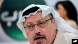 Le journaliste saoudien Jamal Khashoggi lors d'une conférence de presse à Manama, au Bahreïn, le 15 décembre 2014. (Photo AP / Hasan Jamali, File)