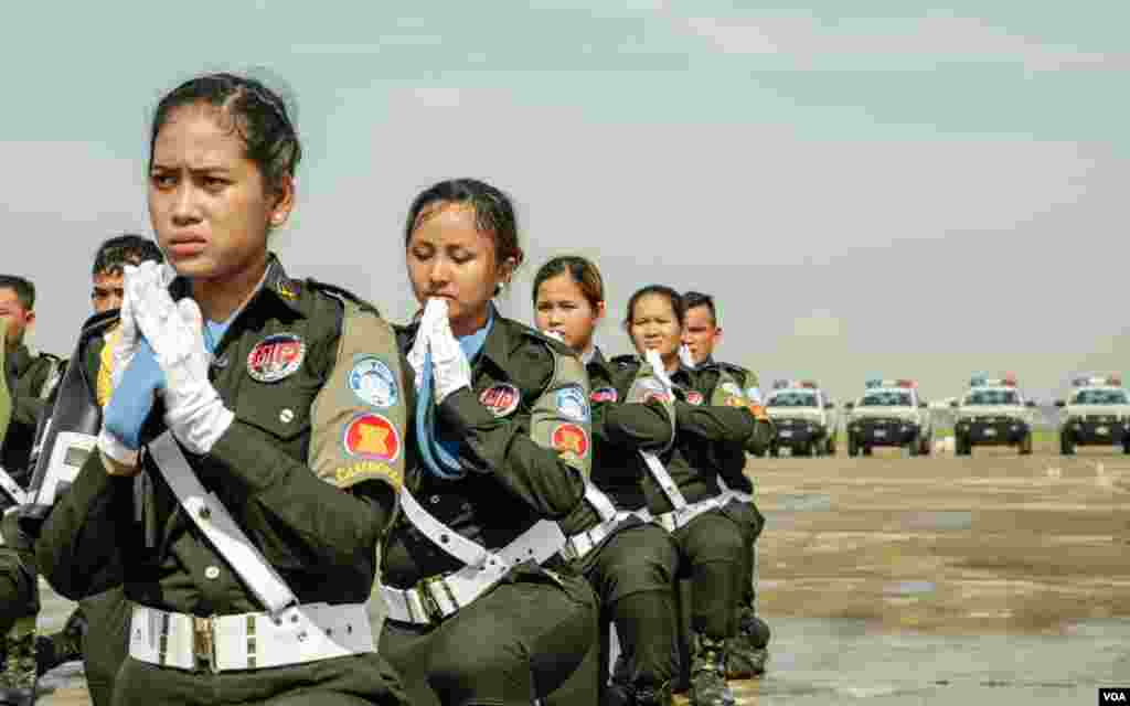 ទិដ្ឋភាពទូទៅនៃ​ពិធី​ជូន​ដំណើរ​ដល់​កង​កម្លាំង​មួក​ខៀវ​កម្ពុជា​ចំនួន​ ៤២៨​នាក់​ ដែល​នឹង​ចេញ​ដំណើរ​ទៅ​ចូលរួម​បេសកកម្ម​រក្សា​សន្តិភាព​ក្នុងប្រទេស​ម៉ាលី និង​ប្រទេស​ស៊ូដង់​ខាង​ត្បូង នា​មូល​ដ្ឋាន​ទ័ព​អាកាស​ពោធិ៍ចិនតុង​ រាជធានី​ភ្នំ​ពេញ​ ថ្ងៃទី​៣ ខែ​ឧសភា​ ឆ្នាំ​២០១៨។&nbsp; (អូន ឆេងប៉រ/VOA)&nbsp;