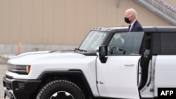 Presiden AS Joe Biden menguji coba kendaraan GMC Hummer EV saat ia mengunjungi pabrik perakitan kendaraan listrik General Motors Factory ZERO di Detroit, Michigan pada 17 November 2021. (Foto: AP/Mandel Ngan)