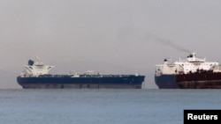 Kapal tanker Iran 'Delvar' (kiri) berlabuh di Singapura (foto: dok). AS mendesak negara-negara sekutunya untuk mengurang impor minyak Iran sebagai sanksi atas program nuklirnya. 