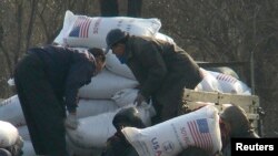 지난 2008년 북한 신의주 주민들이 미국 지원 식량을 트럭에서 내리고 있다. (자료사진)