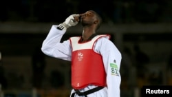 Le Nigérien Issoufou Alfaga Abdoulrazak lors d'un combat pendant les Jeux Olympiques, Brésil, le 20 août 2016. 
