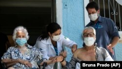 រូបឯកសារ៖ ពលរដ្ឋ​ប្រេស៊ីល​​ចាក់​វ៉ាក់សាំង​បង្ការ​ជំងឺ​កូវីដ១៩​របស់​ក្រុមហ៊ុន​ចិន ​Sinovac CoronaVac ទីក្រុង Rio de Janeiro ប្រទេស​ប្រេស៊ីល ថ្ងៃទី២០ ខែមករា ឆ្នាំ២០២១។ 