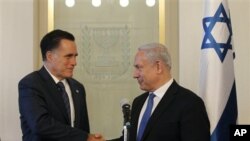 Mitt Romney (kiri) bertemu PM Israel Benyamin Netanyahu di Yerusalem hari Minggu (29/7). Kunjungan Romney ke Luar Negeri tak banyak berpengaruh terhadap pemilih AS menjelang pilpres. 