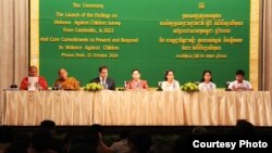 មន្ត្រី​រដ្ឋាភិបាល​ ​មន្ត្រីសង្គម​ស៊ីវិល​​ធ្វើសន្និសីទ​​អំពី​ការ​​របាយ​ការណ៍​​​ស្តីពី​​អំពើ​ហិង្សា​លើ​កុមារ។​​
