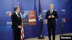 Menlu AS Antony Blinken (kiri) dan Sekjen NATO Jens Stoltenberg memberikan konferensi pers di Riga, Latvia (30/11). 