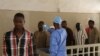 Prise de températures des personnes entrant à l'Hôpital Ignace Deen de Conakry en Guinée le 18 mars 2016.