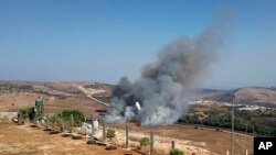 Asap membubung dari ledakan granat-granat tentara Israel di Desa Maroun di perbatasan selatan Lebanon, Al-Ras, Lebanon, 1 September 2019.