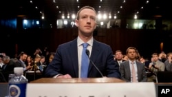 ARSIP – CEO Facebook, Mark Zuckerberg, tiba di Capitol Hill di Washington, D.C. untuk bersaksi di depan Komisi Perdagangan dan Kehakiman DPR AS pada hari Selasa, 10 April 2018, tentang pemanfaatan data Facebook untuk membidik para pemilih Amerika pada Pemilihan Presiden 2016 (foto: AP Photo/Andrew Harnik)