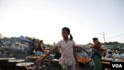 Seorang anak perempuan berjualan di Pasar Myoma, Naypyitaw, Burma (18/12). Sepertiga dari warga Burma yang berjumlah 60 juta orang hidup dalam kemiskinan.