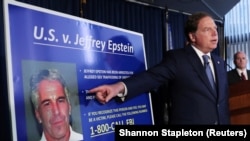 Jaksa Geoffrey Berman saat memberi penjelasan mengenai kasus prostitusi anak yang melibatkan pakar keuangan Jeffrey Epstein, di New York, 8 Juli 2019. 