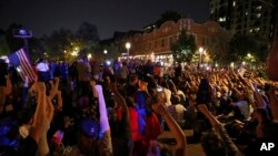 Demonstranti na ulicama Sent Luisa, Misuri